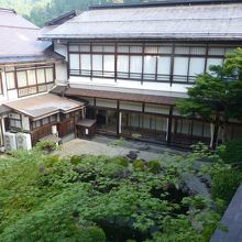 2階から眺める庭園が美しい