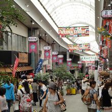 通りにはショッピングする人でいっぱいです