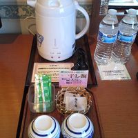 ドレッサーの上にセットされているお茶のセットと無料の水。