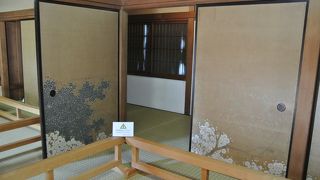 広壮な和風邸宅と庭園