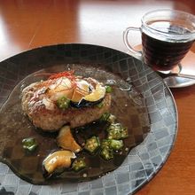 手ごねハンバーグランチ。ホットコーヒー。