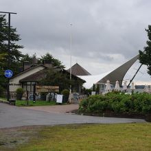 船の帆をデザインしたような外観で、すぐにわかります。