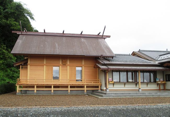 不安定な場所にある巨石が落ちないので、受験生の祈願スポットです