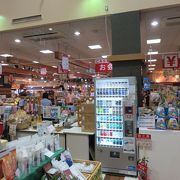 富士川楽座の土産物コーナーとフードコート