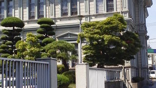 建物の上部には装飾された展望台があります。