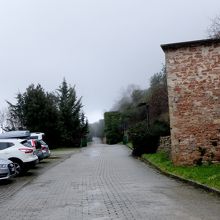 道路からそのまま駐車場になっている