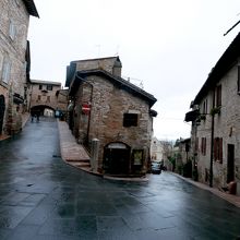 右に行けばすぐに聖堂