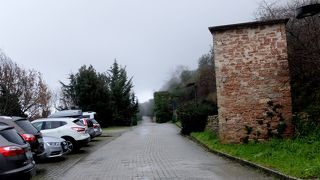 駐車場はたくさんあるが，裏側からS444ではいってきた方が便利