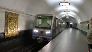とても深いところを走る地下鉄