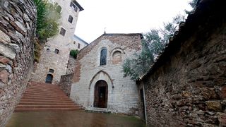 この通りから少し入ったところにある聖ステファノ礼拝堂に寄るべき