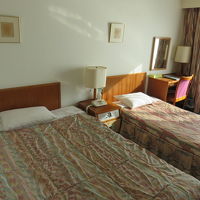 サイズ違いのベットが有るツインルーム