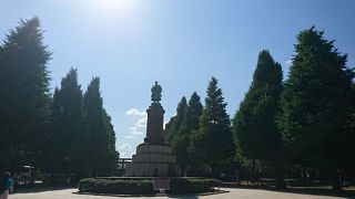 高い台座の上の銅像