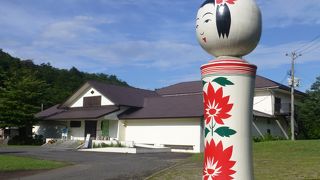鳴子に「日本こけし館」