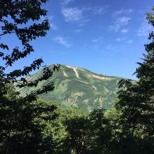 蓮華温泉から雪倉岳を望む