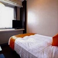 小汚いのに、枕がオレンジでアンバランス