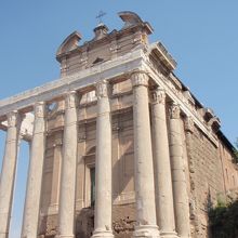 アントニヌス・ピウス帝とファウスティーナの神殿