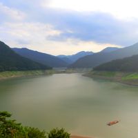 部屋から神流湖を一望（水不足で水量は半分程のこと）