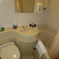 お風呂は小さなユニットバスのみで、温泉はありません。