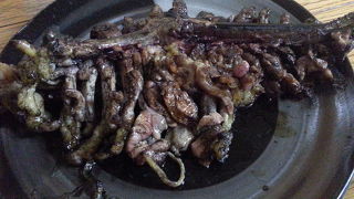 地鶏もも焼きはワイルドで美味しかった。