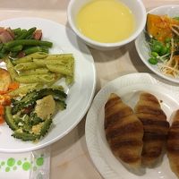 沖縄料理もあります。パンがおいしかった。