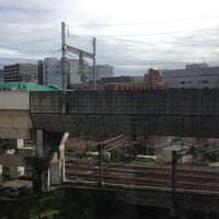 目の前に新幹線、下には在来線が通っているのが見えます