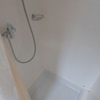 シャワールームはほんの少し広め。