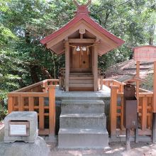 いかにも小さなお社