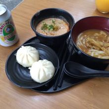 カレーうどんと担担麺。チャーシュー包もいただきました。