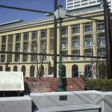 居留地中央通りに置かれた記念碑と明石小学校の校舎の様子です。