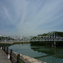 月見橋と旭川