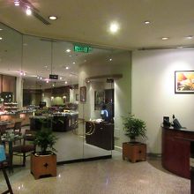 朝食時間開始に合わせて到着するも、スタッフおらず