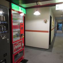 廊下と自動販売機
