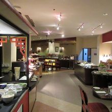 入口側から店内中央部分まではビュッフェ台が並んでおり…