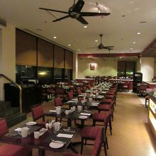 奥の客席部分も質感が高く、シーリングファンも雰囲気ですね