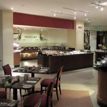 さてビュッフェ台に向かいます