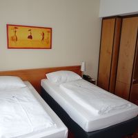 ごく普通のベッド、室内の広さも十分