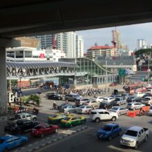 この渋滞の上を歩くのは気が重い