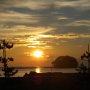 氷見海岸の唐島と朝日