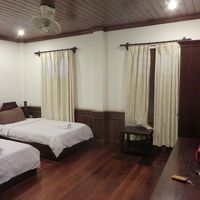 ひろびろとした客室、開かない窓