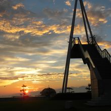 海岸沿いの公園にある高くて立派な展望台