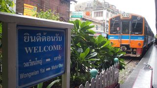 入口から入れば駅とわかるが、横から入ると線路わきの市場