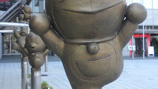 マンガのキャラらしからぬ駅前のシックなオブジェ