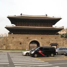 正面から見た東大門です。