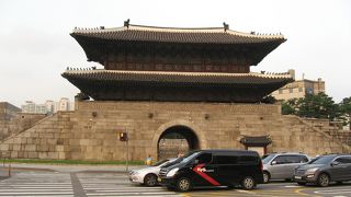 道路のすぐ横に建ち、景色に埋もれていました。