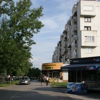 すぐ近くに商店街、スーパーアリ