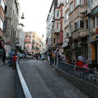 住宅街の中にある