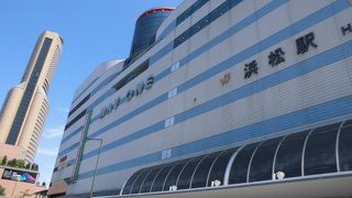 銅像や市電があるメインストリート