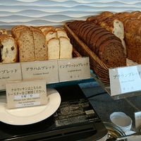 朝食時のラウンジ。パンの種類が豊富でよかったです。
