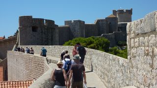 旧市街を取り囲み、赤茶色の屋根を見下ろせるお薦めのルートです