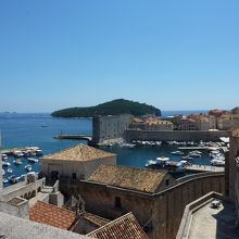 入口から階段で城壁の上に出ると旧港が見渡せます